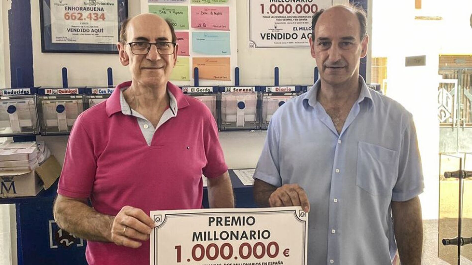 Los hermanos Emilio y José Antonio Carretero, los loteros que han dado el premio en su administración, la única de Alcolea / Lanza